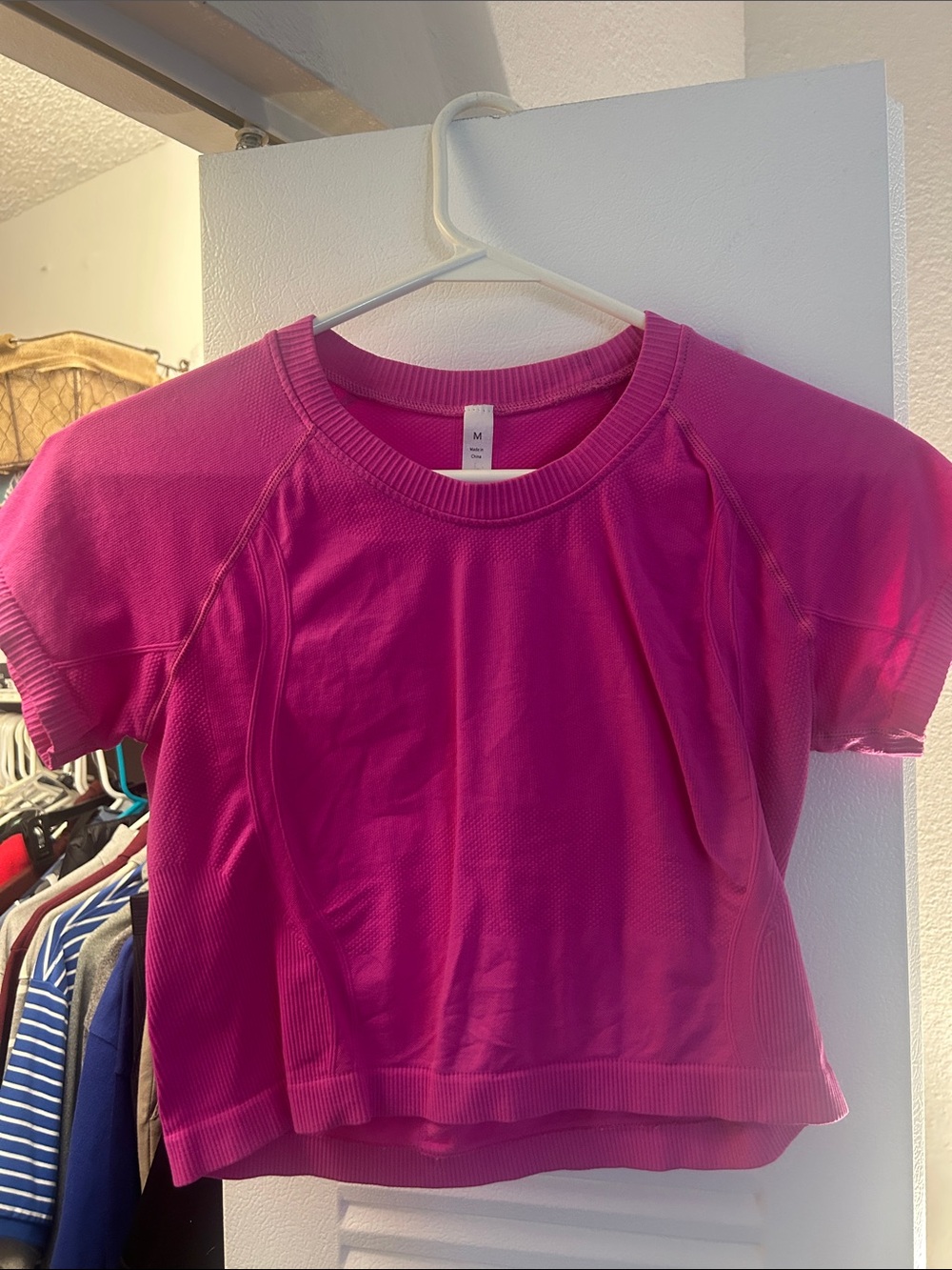 Cropped athletic top in hot pink